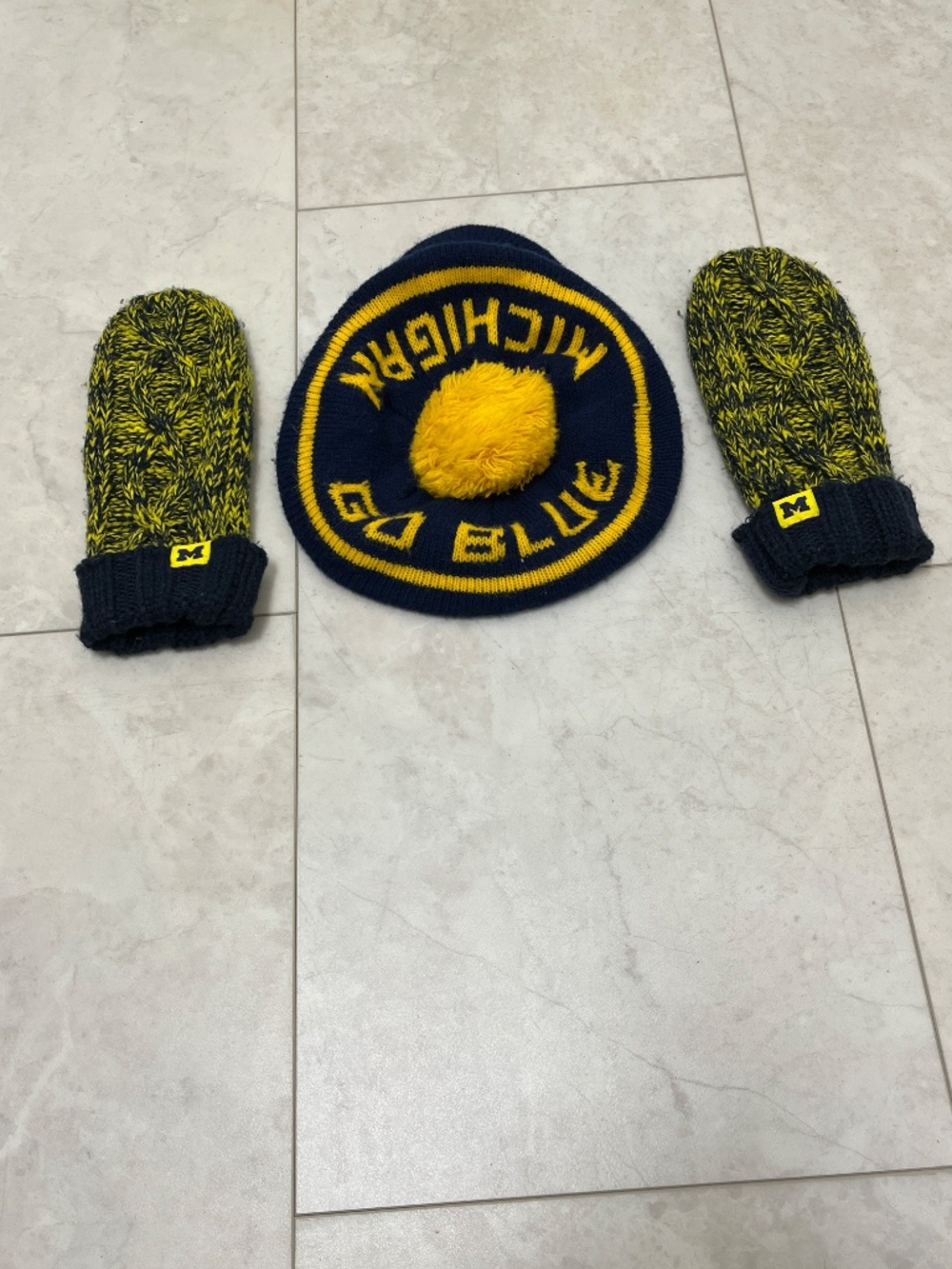University of Michigan UofM Tassel Hat and Mittens, OS